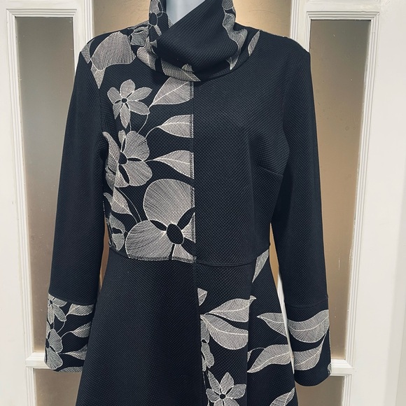 Frank Lyman Design Tops - Frank Lyman Design Black and White Floral Tunic